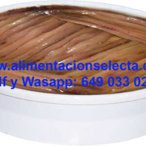 Anchoas de Santoña grandes precio imbatible, Anchoas de Santoña 00 Engraulis Encrasicolus que aunque no son tan grandes ( entre 12 y 20 centímetros por pieza) como las anchoas 00 capturadas en Argentina ( Engraulis Anchoita) ni tan grandes como las anchoas (Engraulis Ringens) capturadas en Sudamérica, éstas Anchoas grandes de nuestro formato de pandereta de 700 gr son las Anchoas más grandes que habitualmente se capturan en nuestro maravilloso Mar Cantábrico y se pueden comprar y trabajar en la lonja de Santoña. En cada pandereta de 700 gramos de anchoa 00 entran aproximadamente unos 90 filetes de anchoa, para que se hagan una idea. La diferencia de nuestra Anchoa 00 y la Anchoa 00 capturada en otros mares como Argentina, Croacia, Sudamérica, etc., es que nuestra anchoa 00 es más pequeña en tamaño, pero infinitamente más sabrosa, tersa y con un color marrón en su carne inigualable, que hace que sus cualidades organolépticas superen ampliamente a las cualidades gustativas del resto de las diferentes especies de anchoas 00 del resto del mundo. Lo que provoca esta diferencia de sabor en nuestra anchoa del Cantábrico grande 00 es que nuestro mar se caracteriza por sus aguas especialmente frías, lo que hace que nuestra anchoa 00 se tenga que mover continuamente para localizar su alimento y eso hace que su piel y su cuerpo sean muy musculosos, al contrario que el resto de especies de anchoa capturadas en otros mares más cálidos, dónde la anchoa captura de una manera más fácil su comida, y su cuerpo aunque se desarrolla más grande en cuanto a tamaño, no se dota del sabor y textura que tienen nuestras Anchoas 00 del Mar Cantábrico ó incluso las anchoas más pequeñas pero también capturadas en el Cantábrico. El enorme frío de nuestras aguas es el secreto del sabor y textura exclusivo de nuestra Anchoa 00 grande ó pequeña del Mar Cantábrico. Anchoas grandes Artesanales 100%, Pandereta de 700gr de peso neto con Anchoas del Cantábrico elaboradas filete a filete en Santoña Cantabria con una limpieza espectacular filete a filete, uno a uno, pez a pez, como le gusta presumir al Presidente de Cantabria Don Miguel Ángel Revilla Anchoas de Santoña marcas Selectas. Exquisitas Conservas de Anchoas del Mar Cantábrico Engraulis Encrasicolus capturadas por barcos de nuestra flota Santoñesa con Exquisito Sabor y firme Textura. Anchoas bañadas en el Mejor Aceite de Oliva Español. Si quiere comprar las mejores Anchoas de Santoña y del Cantábrico elaboradas en Santoña esta es su marca de Anchoas en la que nosotros mismos le garantizamos la Calidad de nuestro producto final. Vendemos la mejor Calidad de Anchoas de Santoña tanto en Pandereta Metálica como en Pandereta de Plástico o Tarro de Cristal y Octavillo de España seleccionando el Mejor Bocarte de la lonja de Santoña y de las lonjas de Cantabria. Anchoa especie Engraulis Encrasicolus tamaño 00 nuestro, en la única Anchoa originaria del Mar Cantábrico tamaño grande que vendemos. Conservas Gourmets de Anchoas elaboradas costera a costera seleccionando las Mejores Anchoa de Santoña receta de nuestros abuelos: seleccionando las anchoas en base a su tamaño, textura, color y grado de maduración en salazón. Estas Selección de Anchoas de Santoña grandes con precio imbatible son ideales para preparar Cestas de Navidad, Pinchos, Regalos de Empresa, Regalos para Clientes y Amigos, etc. Por su excelente calidad de Sabor y Textura y su Tamaño de Bocarte estos filetes de Anchoa del Cantábrico son ideales para abrir y comer sin más. Estas Conservas Gourmet de Anchoas de Santoña marcas Seleccionadas son perfectas para compartir en mesa con Pimientos del Piquillo, Quesos Gourmet, Mariscos de Galicia, Jamón Ibérico, etc. Anchoas de Santoña Engraulis Encrasicolus receta artesanal con aceite de oliva de solo 0,1 grados para conservar al máximo el sabor original de nuestra Anchoa del Mar Cantábrico. Gracias a su excelente precio merece la pena comprar las Anchoas por lotes pues llevan incluido el precio del transporte a partir de sólo 1 pandereta para toda la península Española. Cada Filete de Anchoa ha sido limpiado y elaborado uno a uno a mano para no dañar su carne y preservar todo su sabor original intacto. Nuestra Calidad de Elaboración Artesanal es merecedora de los Mejores Premios a nivel nacional en todo tipo de concursos gastronómicos. Garantizamos la Calidad Gourmet de nuestras Anchoas de Santoña precio imbatible, Anchoas para Sibaritas cien por cien elaboradas en Santoña. Seguro que tiene amigos o compañeros de trabajo que ya han probado la excelente calidad de nuestras Conservas Gourmet de Santoña y Cantabria, pregúnteles si están contentos y verán. No podemos garantizar este precio imbatible de las anchoas grandes de manera indefinida, aproveche esta oferta de Conservas de Anchoas Artesanales, ya que nuestra producción es limitada. Anchoas del Cantábrico precio imbatible, Anchoas Artesanales en Pandereta de 700 gramos de peso neto. Anchoas del Cantábrico Santoña elaboradas filete a filete en Santoña, con una limpieza espectacular de sus lomos como le gusta presumir al Presidente de Cantabria Don Miguel Ángel Revilla con las Conservas Delicatessen del Mar Cantábrico capturadas por barcos de Santoña. Anchoas con Exquisito Sabor y firme Textura. Anchoas bañadas en el Mejor Aceite de Oliva Español. Anchoas del Cantábrico precio imbatible para Gourmets. Anchoas de Santoña 00 grandes en Pandereta ó Lata para consumo familiar de auténticos Bocartes del Mar Cantábrico elaborados de forma Artesanal uno a uno por mujeres de Santoña con años y años de tradición artesanal a sus espaldas y en sus manos artesanas Las Mejores Anchoas del Cantábrico grandes 00 selectas en Calidad e imbatibles en precio, es el resultado de convertir el pescado original el Bocarte del Mar Cantábrico en un espectacular producto conservero tras eviscerarlo completamente y limpiarlo de piel y espinas para seguidamente dejarle unos 9 meses en salazón madurando y después meterlo en conserva bañado con el Mejor Aceite de Oliva Español de sólo 0,1 grados. Recomendaciones de cómo conservar la Mejor Anchoa de Santoña receta frigorífico: La mejor manera de conservar las Anchoas es tenerlas en un sitio fresco y seco entre 5 y 12 grados sin luz directa ó en la parte menos fría del frigorífico y cubiertas siempre de Aceite de Oliva, es decir si a medida que comemos las anchoas se va agotando el aceite que las recubre, pues le vamos rellenando con Aceite de Oliva que tengamos en casa, para que nunca se queden secas por ninguna parte y el aire no las oxide al quedarse descubiertas las anchoas. Si Usted busca dónde comprar Las Mejores Anchoas de Santoña precio calidad, le vamos a dar una recomendación: Las Anchoas de Santoña son una Semi Conserva y tienen una caducidad por ley de un año, y nosotros les enviamos a domicilio su pedido de Anchoas del Cantábrico online elaboradas en Santoña recién salidas de las manos de nuestras trabajadoras anchoeras, con toda su caducidad intacta de 12 meses completos, por eso les explicamos que son Las Mejores Anchoas de Santoña y del Cantábrico que Usted puede comprar online con Máxima Garantía de Calidad. No lo dude compre anchoas recién elaboradas como éstas, y nosotros se las enviamos a su domicilio en tan sólo 24 48 horas nada más salir recién elaboradas de las manos de nuestras mujeres conserveras. Calidad Garantizada a domicilio en tiempo record. Si Usted ya conoce las Anchoas de Santoña Carrefour Mercadona Lidl Deluxe Consorcio Arlequín Hacendado El Corte Inglés etc, les recomendamos encarecidamente que nos de una oportunidad y compre ahora nuestras Anchoas grandes de Santoña en pandereta de 700 grs netos y verá de verdad lo que es comer unas Anchoas de Santoña extraordinarias recibidas en su domicilio nada más ser elaboradas y con Total Garantía de Calidad y limpieza en su presentación. Las Mejores Anchoas de Santoña precio imbatible en Pandereta de 700gr de Peso Neto Anchoas del Cantábrico Sin Espinas y Perfectamente Limpias. Las Mejores Anchoas grandes de Santoña Enviadas a Domicilio desde la Fábrica Recién Elaboradas Anchoas Selectas 100% Las Mejores Anchoas del Cantábrico precio imbatible en lata de 700 gramos Exquisito Sabor Máxima Calidad Anchoas grandes nombre científico Engraulis Encrasicolus Perfectamente Limpias Sin Espinas con 12 Meses de caducidad Completos y un tamaño de entre 12 y 20 cms por anchoa Receta de conservación de sus Anchoas de Santoña: téngalas siempre en la parte menos fría de la nevera y siempre cubiertas de Aceite de Oliva. Anchoas del Cantábrico online para mezclar con Pinchos de Quesos Pimientos del Piquillo Bonito del Norte Espárragos de Navarra Anchoa de Santoña comprar precio online Serie Oro especie seleccionada, no busque más: Compre Anchoas de Santoña como éstas y nosotros se las enviamos a su domicilio en sólo 24 48 horas recién elaboradas por nuestras mujeres conserveras con toda su caducidad completa y Total Garantía de Calidad. Si Usted ya conoce las Anchoas del Cantábrico Carrefour Mercadona Lidl Deluxe Consorcio Arlequín Hacendado El Corte Inglés etc, les recomendamos encarecidamente que nos de una oportunidad y compre ahora nuestras Anchoas de Santoña en pandereta grande de 700 grs netos y verá de verdad lo que es comer unas Anchoas de Santoña Selectas extraordinarias recibidas en su domicilio nada más ser elaboradas y con Total Garantía de Calidad y limpieza en su presentación. Recuerde, el tamaño de Anchoa 00 del Mar Cantábrico es más pequeño que el de la anchoa 00 de otros mares, pero su sabor es INFINITAMENTE MÁS SABROSO Y TERSO. Pruebe y compare, y si tiene alguna duda llámenos o escríbanos al teléfono con wasapp 649 033 023 y les atenderemos encantados. GRACIAS.