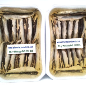 Boquerones en Vinagre Receta del Mar Cantábrico Lote de 2 bandejas de 700 gr neto cada una de ellas elaborados en fresco en Santoña de forma completamente artesanal con Engraulis Encrasicholus Boquerón del Cantábrico como demuestra su limpieza y sus preciosos lomos sólo añadiendo vinagre aceite de girasol y sal marina para que Ustedes puedan elaborar Boquerones en vinagre receta Masterchef receta Chicote receta Karlos arguiñano Boquerones receta de la abuela etc a su gusto Lote de Boquerones en Vinagre receta fresca del Mar Cantábrico con todas sus propiedades y con Calidad Garantizada para que Usted los deguste según su receta preferida Vendemos la mejor Calidad de Boquerones en Vinagre con envío a domicilio a toda España y Europa incluida. Nuestros Boquerones en Vinagre receta fácil son limpiados, cortados, eviscerados y envasados uno a uno, filete a filete por las ágiles manos de nuestras anchoeras Santoñesas de más experiencia gracias a lo cual conseguimos una limpieza máxima de cada boquerón y una óptima presentación Es probable que si compara los precios de otros Boquerones en Vinagre supuestamente elaborados con bocartes del Cantábrico y vendidos en grandes superficies comerciales estos les parezcan a priori más baratos pero les Garantizamos de verdad que la Calidad de nuestros Boquerones de Bocarte del Mar Cantábrico les va a sorprender Los Boquerones en Vinagre procedentes de nuestra villa marinera se diferencian claramente de cualquier otra conserva elaborada en cualquier otra parte de España porque en Santoña es donde se INVENTA y PRODUCE por primera vez en el mundo la conserva de Anchoas y Boquerones dando origen a una manera artesanal sin precedentes de cómo elaborar artesanalmente recetas de boquerones de todo tipo Estas Conservas y Recetas de Boquerones de gran Calidad son Conservas Gourmet ideales no solo para compartir en familia regalos etc sino para el sector de hostelería y restauración por su exquisita relación precio calidad Y si desea comprar Boquerones en Vinagre en cantidades grandes haga ahora una prueba comprando este pack oferta de 2 bandejas de boquerones y pídanos después precio para más cantidad a través de nuestro wa sapp Estamos tan seguros de la gran Calidad que les ofrecemos en nuestros Boquerones en Vinagre que les aseguramos que ni las Mejores Recetas de Boquerones en Vinagre de España se acercan al resultado final de este exquisito manjar del Mar Cantábrico que aquí les presentamos Nuestro mejor premio a la Calidad es que Ustedes prueben esta oferta de Boquerones en Vinagre receta del Mar Cantábrico y nos comenten después qué les ha parecido nuestro Lote Garantizamos la Calidad Limpieza y Textura de nuestros Boquerones en Vinagre elaborados con los mejores Bocartes del Mar Cantábrico para una vez en fábrica ser tratados como auténticas piezas de joyería filete a filete por las manos expertas de nuestras conserveras más veteranas Seguro que tiene amigos o compañeros de trabajo que ya han probado la excelente calidad de nuestros Boquerones en Vinagre a los que intentan imitar en las mejores recetas ofrecidas en internet famosos cocineros No podemos garantizar este precio del Lote de Boquerones en Vinagre receta casera fácil de manera indefinida aproveche esta oferta Santoñesa ya que nuestra producción es limitada en el tiempo debido a la costera Boquerones en Vinagre Receta de la abuela sólo con vinagre aceite de girasol y sal marina para que Usted pueda elaborarlos a su gusto con ajo y perejil etc Esta Oferta de Boquerones en Vinagre incluye 2 bandejas de 700 gramos netos de boquerones en cada bandeja Boquerones en Vinagre blancos y duros receta casera fácil para que Usted les añada su aliño a su gusto y pueda emular la receta de boquerones en vinagre de Chicote Martín Berasategui Karlos Arguiñano boquerones receta dela abuela andaluza de Mercadona etc Las Mejores Conservas de Anchoas del Mar Cantábrico se elaboran en base a bocartes capturados el año anterior con no menos de 9 meses en salazón donde reposan hasta adquirir la textura el color y el sabor necesarios para ser envasados y enviados a su domicilio Boquerones en Vinagre receta clásica de la abuela elaborados solo con bocartes del Cantábrico Engraulis Encrasicholus con tratamiento térmico garantizado de fábrica Boquerones capturados en Zona Fao 27 Cantábrico y comprados en la Lonja de Santoña día a día Si quiere elaborar Boquerones en Vinagre receta Mercadona receta Arguiñano receta Martín Berasategui receta de la abuela andaluza nosotros le proponemos este lote de Boquerones en Vinagre sólo con vinagre aceite de girasol y sal marina para que Usted los termine a su gusto Boquerones en Vinagre receta de la abuela lote 2 panderetas de 700 gr netos cada una de Boquerones del Cantábrico Boquerones en Vinagre 2 panderetas de 700 gr cada una receta de la abuela abrir y comer Boquerones en Vinagre receta Cantábrica a base de vinagre aceite de girasol y sal marina Boquerones en Vinagre del Cantábrico limpiados cortados y envasados en Santoña filete a filete Lote de 2 panderetas de Boquerones en Vinagre de 700 gr para elaborar las mejores recetas de boquerones Boquerones en vinagre blancos y duros para elaborar las mejores recetas fáciles con todas sus propiedades