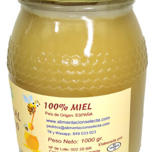 Miel de Romero en tarros de cristal de 1 kilogramo de peso repletos de la mejor miel de romero natural elaborada gracias al especial cariño y mimo con que cuidamos a nuestras abejas, las cuales se mueven a diario por pastos libres de cualquier proceso o tratamiento con productos químicos en zonas de campos alejadas al menos 3 kilómetros de núcleos urbanos y alejadas igualmente de zonas de cultivo extensivos para asegurar de ese modo que nuestras abejas jamás entran en contacto con ningún tipo de proceso industrial en el que colabore el hombre. Son abejas criadas auténticamente como Reinas ya que mantenemos todos los cuidados posibles a su alrededor para que su alimento diario provenga siempre de floraciones naturales de la propia naturaleza. Por eso el resultado es una miel de romero dotada de una cremosidad y un color que sólo la auténtica miel natural artesana puede ofrecer. Vendemos tarros de cristal de 1 kilo de auténtica miel natural de romero que harán las delicias en su cocina y en sus postres gracias a su extraordinaria calidad y a su exquisita combinación con cualquier otra receta o producto con el que a Ustedes les guste combinarla, unas exquisitas rebanadas de pan de pueblo, unos riquísimos bizcochos o galletas caseras, una simple taza de buena leche con la miel como complemento alimenticio, una buena rebanada de pan calentada en tostadora con mantequilla natural como complemento, etc. Ya ven que las posibilidades de probar y enriquecer cualquier receta tradicional añadiéndola un poco de nuestra riquísima Miel Natural de Romero son innumerables, y encima nosotros nos encargamos de servirle estos tarros de miel del sabor que Ustedes elijan en tan solo 24/48 horas desde que Ustedes hacen su pedido a cualquier punto de la península Española. Les aseguramos que nuestra miel gourmet de Romero es una auténtica joya de la gastronomía y los postres españoles. Pruébenla y verán como nuestra palabra y nuestros textos se convierten en realidad con esta miel natural en oferta. Mucha gente nos pregunta cuales son las propiedades de la miel, estas son según la ciencia y los últimos estudios médicos las propiedades de la miel más destacadas: La miel tiene propiedades antibacterianas, la miel es una fuente natural de antioxidantes, la miel es un endulzador primario natural, la miel contiene multitud de proteínas, la miel tiene propiedades hidratantes, la miel favorece la digestión, la miel tiene propiedades curativas de cara a la curación de heridas y rozaduras en la piel, además de ayudar a cicatrizar las quemaduras, la miel nos ayuda a curar la tos y el dolor de garganta, la miel tiene propiedades antiinflamatorias y propiedades que nos ayudan a aliviar la debilidad o el cansancio diario tras el trabajo o el ejercicio físico, la miel igualmente tiene propiedades que favorecen el sueño y los síntomas de estrés. Igualmente las propiedades de la miel indican lo conveniente de su consumo cuando aparecen dolores de dientes en niños mayores de un año o en el tratamiento del asma y del hipo e incluso las propiedades de la miel la hacen aconsejable de cara a moderar los niveles de presión sanguínea… Por lo tanto no lo dude y compre ya la mejor miel de España y disfrute en 24 ó 48 horas de este postre natural sin igual en su mesa o en la de sus invitados. Nuestra Oferta en Tarros de Miel es tan buena que incluso vendemos Miel Ecológica y Miel Natural Monofloral en Amazon. Este es nuestro anuncio para comprar miel en Amazon : Y si quiere comprar lotes de tarros de miel les ofrecemos estas posibilidades: Miel Ecológica de Brezo y Miel de Romero monofloral en tarros de cristal de 1 kilo cada tarro con precio de oferta y que Usted puede combinar a su gusto es decir Si Usted quiere puede comprar un tarro de miel ecológica de Brezo y 1 tarro de miel de Romero o si quiere puede comprar 2 tarros de miel ecológica de brezos ó comprar 2 tarros de miel de romero al mismo precio de la Oferta es decir puede hacer las tres opciones de compra Nosotros le llamamos tras recibir su pedido de Amazon y Ud nos dice qué sabores de miel quiere que le enviemos en su pedido Lote de Tarros de Miel Ecológica de Brezo y Miel de Romero con Calidad Garantizada para que Usted los deguste según su receta de postre preferida Vendemos la mejor Calidad de Miel en tarros de cristal de 1 kilo con envío a domicilio a toda España y Europa. Nuestros tarros de miel ecológica y miel monofloral de brezos y romero presentan una cremosidad a la vista que demuestra el inmenso cariño y cuidado con que criamos a nuestras abejas para que después ellas nos den la mejor calidad de miel ecológica y miel monofloral del mercado Es probable que si compara los precios de otros tarros de miel supuestamente elaborados con métodos artesanales y vendidos en grandes superficies comerciales estos les parezcan a priori más baratos pero les Garantizamos de verdad que la Calidad de nuestros tarros de miel de romero y de brezos les va a sorprender La diferencia entre una miel considerada como ecológica y una miel normal es que los campos y los entornos donde las abejas trabajan alrededor de los panales han sido considerados como ecológicos gracias a que están libres de tratamientos químicos en su entorno y por tanto las floraciones son completamente naturales Toda la zona donde se mueven las abejas un entorno de al menos 3 kilómetros de distancia desde las colmenas debe por ley estar libre de tratamientos químicos y debe estar alejado de núcleos urbanos y debe además estar libre de zonas de cultivos intensos que pongan en peligro la seguridad de nuestras abejas Por eso si desea comprar la mejor miel ecológica de brezo y la mejor miel monofloral de romero le recomendamos que haga ahora una prueba comprando este pack oferta de 2 tarros de miel de brezos ó miel de romero y pídanos después precio para más cantidad a través de nuestro wa sapp Estamos tan seguros de la gran Calidad de miel que les ofrecemos en nuestros tarros de cristal que les aseguramos que ni las Mejores Recetas de mieles artesanas de España se acercan al resultado final de este exquisito manjar de nuestras colmenas que aquí les presentamos Nuestro mejor premio a la Calidad es que Ustedes prueben esta oferta de miel ecológica de brezo y miel de romero y nos comenten después qué les ha parecido nuestro Lote de mieles gourmet artesanales Garantizamos la Calidad Origen y Sabor de nuestras mieles ecológicas de brezo y de romero elaboradas por abejas exquisitamente tratadas como auténticas reinas del campo desde hace más de tres generaciones Seguro que tiene amigos o compañeros de trabajo que ya han probado la excelente calidad de nuestras mieles ecológicas de brezos y de romero a las que intentan imitar en las mejores recetas ofrecidas en internet famosos cocineros No podemos garantizar este precio del Lote de tarros de cristal de miel ecológica de brezo y miel monofloral de romero de manera indefinida aproveche esta oferta Reina ya que nuestra producción es limitada en el tiempo debido al lento y cuidadoso proceso de extracción de la miel Miel Ecológica de Brezo y Miel de Romero monofloral en 2 tarros de cristal de 1 kilo cada uno que Ud puede comprar bien mezclando uno y uno o bien comprando 2 tarros de miel de brezo ó dos tarros de miel de romero Tras su compra en Amazon les llamamos y Uds nos dicen sabores La Mejor Miel Ecológica de Brezo de España y la Mejor Miel de Romero monofloral en tarro de cristal de 1 kilo con una cremosidad que salta a la vista en las fotos y enviada a su domicilio en toda España en tan solo 24 48 horas de realizar su pedido en Amazon Una vez que Uds han hecho su compra de miel en Amazon nosotros les llamamos y Uds nos dicen si quieren recibir un tarro de miel de romero y un tarro de miel de brezos o si quieren recibir 2 tarros de miel de brezo ó 2 tarros de miel de romero La Oferta de Precio es igual Si les apetece derretir la miel de romero o la miel de brezo para tomarla en estado más líquido les aconsejamos ponerla al baño maría a temperatura muy suave que no supere los 40 grados para que de esa manera todas las excelentes propiedades de la miel se conserven intactas Igualmente si quiere calentar para derretir sus tarros de miel directamente en el micro ondas les recomendamos calentarlos durante poco tiempo y a una temperatura muy suave La gran Calidad de nuestra miel hará que en cualquiera de los casos su sabor sea extraordinario Miel Ecológica de Brezo y Miel de Romero monofloral en 2 tarros de cristal de 1 kilo cada uno de excelente Miel Artesana Española Miel Ecológica de Brezo y Miel de Romero monofloral en tarros de cristal de 1 kilo cada uno Ud puede escoger si quiere mezclar los sabores de brezo y romero o si quiere sólo un sabor Tras su compra de miel en Amazon les llamamos y nos dicen qué sabores de miel quieren recibir Lote de 2 tarros de miel de 1 kilo de romero o de brezo a escoger por Ud cuando le llamemos La Mejor Miel Ecológica de Brezo y de Romero al Mejor Precio en tarros de 1 kilo en Oferta