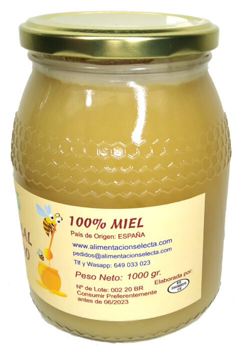 Miel de Romero en tarros de cristal de 1 kilogramo de peso repletos de la mejor miel de romero natural elaborada gracias al especial cariño y mimo con que cuidamos a nuestras abejas, las cuales se mueven a diario por pastos libres de cualquier proceso o tratamiento con productos químicos en zonas de campos alejadas al menos 3 kilómetros de núcleos urbanos y alejadas igualmente de zonas de cultivo extensivos para asegurar de ese modo que nuestras abejas jamás entran en contacto con ningún tipo de proceso industrial en el que colabore el hombre. Son abejas criadas auténticamente como Reinas ya que mantenemos todos los cuidados posibles a su alrededor para que su alimento diario provenga siempre de floraciones naturales de la propia naturaleza. Por eso el resultado es una miel de romero dotada de una cremosidad y un color que sólo la auténtica miel natural artesana puede ofrecer. Vendemos tarros de cristal de 1 kilo de auténtica miel natural de romero que harán las delicias en su cocina y en sus postres gracias a su extraordinaria calidad y a su exquisita combinación con cualquier otra receta o producto con el que a Ustedes les guste combinarla, unas exquisitas rebanadas de pan de pueblo, unos riquísimos bizcochos o galletas caseras, una simple taza de buena leche con la miel como complemento alimenticio, una buena rebanada de pan calentada en tostadora con mantequilla natural como complemento, etc. Ya ven que las posibilidades de probar y enriquecer cualquier receta tradicional añadiéndola un poco de nuestra riquísima Miel Natural de Romero son innumerables, y encima nosotros nos encargamos de servirle estos tarros de miel del sabor que Ustedes elijan en tan solo 24/48 horas desde que Ustedes hacen su pedido a cualquier punto de la península Española. Les aseguramos que nuestra miel gourmet de Romero es una auténtica joya de la gastronomía y los postres españoles. Pruébenla y verán como nuestra palabra y nuestros textos se convierten en realidad con esta miel natural en oferta. Mucha gente nos pregunta cuales son las propiedades de la miel, estas son según la ciencia y los últimos estudios médicos las propiedades de la miel más destacadas: La miel tiene propiedades antibacterianas, la miel es una fuente natural de antioxidantes, la miel es un endulzador primario natural, la miel contiene multitud de proteínas, la miel tiene propiedades hidratantes, la miel favorece la digestión, la miel tiene propiedades curativas de cara a la curación de heridas y rozaduras en la piel, además de ayudar a cicatrizar las quemaduras, la miel nos ayuda a curar la tos y el dolor de garganta, la miel tiene propiedades antiinflamatorias y propiedades que nos ayudan a aliviar la debilidad o el cansancio diario tras el trabajo o el ejercicio físico, la miel igualmente tiene propiedades que favorecen el sueño y los síntomas de estrés. Igualmente las propiedades de la miel indican lo conveniente de su consumo cuando aparecen dolores de dientes en niños mayores de un año o en el tratamiento del asma y del hipo e incluso las propiedades de la miel la hacen aconsejable de cara a moderar los niveles de presión sanguínea… Por lo tanto no lo dude y compre ya la mejor miel de España y disfrute en 24 ó 48 horas de este postre natural sin igual en su mesa o en la de sus invitados. Nuestra Oferta en Tarros de Miel es tan buena que incluso vendemos Miel Ecológica y Miel Natural Monofloral en Amazon. Este es nuestro anuncio para comprar miel en Amazon : Y si quiere comprar lotes de tarros de miel les ofrecemos estas posibilidades: Miel Ecológica de Brezo y Miel de Romero monofloral en tarros de cristal de 1 kilo cada tarro con precio de oferta y que Usted puede combinar a su gusto es decir Si Usted quiere puede comprar un tarro de miel ecológica de Brezo y 1 tarro de miel de Romero o si quiere puede comprar 2 tarros de miel ecológica de brezos ó comprar 2 tarros de miel de romero al mismo precio de la Oferta es decir puede hacer las tres opciones de compra Nosotros le llamamos tras recibir su pedido de Amazon y Ud nos dice qué sabores de miel quiere que le enviemos en su pedido Lote de Tarros de Miel Ecológica de Brezo y Miel de Romero con Calidad Garantizada para que Usted los deguste según su receta de postre preferida Vendemos la mejor Calidad de Miel en tarros de cristal de 1 kilo con envío a domicilio a toda España y Europa. Nuestros tarros de miel ecológica y miel monofloral de brezos y romero presentan una cremosidad a la vista que demuestra el inmenso cariño y cuidado con que criamos a nuestras abejas para que después ellas nos den la mejor calidad de miel ecológica y miel monofloral del mercado Es probable que si compara los precios de otros tarros de miel supuestamente elaborados con métodos artesanales y vendidos en grandes superficies comerciales estos les parezcan a priori más baratos pero les Garantizamos de verdad que la Calidad de nuestros tarros de miel de romero y de brezos les va a sorprender La diferencia entre una miel considerada como ecológica y una miel normal es que los campos y los entornos donde las abejas trabajan alrededor de los panales han sido considerados como ecológicos gracias a que están libres de tratamientos químicos en su entorno y por tanto las floraciones son completamente naturales Toda la zona donde se mueven las abejas un entorno de al menos 3 kilómetros de distancia desde las colmenas debe por ley estar libre de tratamientos químicos y debe estar alejado de núcleos urbanos y debe además estar libre de zonas de cultivos intensos que pongan en peligro la seguridad de nuestras abejas Por eso si desea comprar la mejor miel ecológica de brezo y la mejor miel monofloral de romero le recomendamos que haga ahora una prueba comprando este pack oferta de 2 tarros de miel de brezos ó miel de romero y pídanos después precio para más cantidad a través de nuestro wa sapp Estamos tan seguros de la gran Calidad de miel que les ofrecemos en nuestros tarros de cristal que les aseguramos que ni las Mejores Recetas de mieles artesanas de España se acercan al resultado final de este exquisito manjar de nuestras colmenas que aquí les presentamos Nuestro mejor premio a la Calidad es que Ustedes prueben esta oferta de miel ecológica de brezo y miel de romero y nos comenten después qué les ha parecido nuestro Lote de mieles gourmet artesanales Garantizamos la Calidad Origen y Sabor de nuestras mieles ecológicas de brezo y de romero elaboradas por abejas exquisitamente tratadas como auténticas reinas del campo desde hace más de tres generaciones Seguro que tiene amigos o compañeros de trabajo que ya han probado la excelente calidad de nuestras mieles ecológicas de brezos y de romero a las que intentan imitar en las mejores recetas ofrecidas en internet famosos cocineros No podemos garantizar este precio del Lote de tarros de cristal de miel ecológica de brezo y miel monofloral de romero de manera indefinida aproveche esta oferta Reina ya que nuestra producción es limitada en el tiempo debido al lento y cuidadoso proceso de extracción de la miel Miel Ecológica de Brezo y Miel de Romero monofloral en 2 tarros de cristal de 1 kilo cada uno que Ud puede comprar bien mezclando uno y uno o bien comprando 2 tarros de miel de brezo ó dos tarros de miel de romero Tras su compra en Amazon les llamamos y Uds nos dicen sabores La Mejor Miel Ecológica de Brezo de España y la Mejor Miel de Romero monofloral en tarro de cristal de 1 kilo con una cremosidad que salta a la vista en las fotos y enviada a su domicilio en toda España en tan solo 24 48 horas de realizar su pedido en Amazon Una vez que Uds han hecho su compra de miel en Amazon nosotros les llamamos y Uds nos dicen si quieren recibir un tarro de miel de romero y un tarro de miel de brezos o si quieren recibir 2 tarros de miel de brezo ó 2 tarros de miel de romero La Oferta de Precio es igual Si les apetece derretir la miel de romero o la miel de brezo para tomarla en estado más líquido les aconsejamos ponerla al baño maría a temperatura muy suave que no supere los 40 grados para que de esa manera todas las excelentes propiedades de la miel se conserven intactas Igualmente si quiere calentar para derretir sus tarros de miel directamente en el micro ondas les recomendamos calentarlos durante poco tiempo y a una temperatura muy suave La gran Calidad de nuestra miel hará que en cualquiera de los casos su sabor sea extraordinario Miel Ecológica de Brezo y Miel de Romero monofloral en 2 tarros de cristal de 1 kilo cada uno de excelente Miel Artesana Española Miel Ecológica de Brezo y Miel de Romero monofloral en tarros de cristal de 1 kilo cada uno Ud puede escoger si quiere mezclar los sabores de brezo y romero o si quiere sólo un sabor Tras su compra de miel en Amazon les llamamos y nos dicen qué sabores de miel quieren recibir Lote de 2 tarros de miel de 1 kilo de romero o de brezo a escoger por Ud cuando le llamemos La Mejor Miel Ecológica de Brezo y de Romero al Mejor Precio en tarros de 1 kilo en Oferta