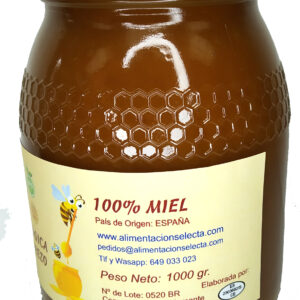 Miel Ecológica de Brezo en tarros de cristal de 1 kilogramo de peso repletos de la mejor miel ecológica de brezo elaborada gracias al especial cariño y mimo con que cuidamos a nuestras abejas, las cuales se mueven a diario por pastos libres de cualquier proceso o tratamiento con productos químicos en zonas de campos alejadas al menos 3 kilómetros de núcleos urbanos y alejadas igualmente de zonas de cultivo extensivos para asegurar de ese modo que nuestras abejas jamás entran en contacto con ningún tipo de proceso industrial en el que colabore el hombre. Son abejas criadas auténticamente como Reinas ya que mantenemos todos los cuidados posibles a su alrededor para que su alimento diario provenga siempre de floraciones naturales de la propia naturaleza. Por eso el resultado es una miel ecológica de brezo dotada de una cremosidad y un color que sólo la auténtica miel natural artesana puede ofrecer. Vendemos tarros de cristal de 1 kilo de auténtica miel ecológica de brezo que harán las delicias en su cocina y en sus postres gracias a su extraordinaria calidad y a su exquisita combinación con cualquier otra receta o producto con el que a Ustedes les guste combinarla, unas exquisitas rebanadas de pan de pueblo, unos riquísimos bizcochos o galletas caseras, una simple taza de buena leche con la miel como complemento alimenticio, una buena rebanada de pan calentada en tostadora con mantequilla natural como complemento, etc. Ya ven que las posibilidades de probar y enriquecer cualquier receta tradicional añadiéndola un poco de nuestra riquísima Miel Ecológica de Brezo son innumerables, y encima nosotros nos encargamos de servirle estos tarros de miel del sabor que Ustedes elijan en tan solo 24/48 horas desde que Ustedes hacen su pedido a cualquier punto de la península Española. Les aseguramos que nuestra miel gourmet ecológica de Brezos es una auténtica joya de la gastronomía y los postres españoles. Pruébenla y verán como nuestra palabra y nuestros textos se convierten en realidad. Mucha gente nos pregunta cuales son las propiedades de la miel, estas son según la ciencia y los últimos estudios médicos las propiedades de la miel más destacadas: La miel tiene propiedades antibacterianas, la miel es una fuente natural de antioxidantes, la miel es un endulzador primario natural, la miel contiene multitud de proteínas, la miel tiene propiedades hidratantes, la miel favorece la digestión, la miel tiene propiedades curativas de cara a la curación de heridas y rozaduras en la piel, además de ayudar a cicatrizar las quemaduras, la miel nos ayuda a curar la tos y el dolor de garganta, la miel tiene propiedades antiinflamatorias y propiedades que nos ayudan a aliviar la debilidad o el cansancio diario tras el trabajo o el ejercicio físico, la miel igualmente tiene propiedades que favorecen el sueño y los síntomas de estrés. Igualmente las propiedades de la miel indican lo conveniente de su consumo cuando aparecen dolores de dientes en niños mayores de un año o en el tratamiento del asma y del hipo e incluso las propiedades de la miel la hacen aconsejable de cara a moderar los niveles de presión sanguínea… Por lo tanto no lo dude y compre ya la mejor miel de España y disfrute en 24 ó 48 horas de este postre natural sin igual en su mesa o en la de sus invitados. Nuestra Oferta en Tarros de Miel es tan buena que incluso vendemos Miel Ecológica y Monofloral en Amazon. Este es nuestro anuncio para comprar miel en Amazon : Y si quiere comprar lotes de tarros de miel les ofrecemos estas posibilidades: Miel Ecológica de Brezo y Miel de Romero monofloral en tarros de cristal de 1 kilo cada tarro con precio de oferta y que Usted puede combinar a su gusto es decir Si Usted quiere puede comprar un tarro de miel ecológica de Brezo y 1 tarro de miel de Romero o si quiere puede comprar 2 tarros de miel ecológica de brezos ó comprar 2 tarros de miel de romero al mismo precio de la Oferta es decir puede hacer las tres opciones de compra Nosotros le llamamos tras recibir su pedido de Amazon y Ud nos dice qué sabores de miel quiere que le enviemos en su pedido Lote de Tarros de Miel Ecológica de Brezo y Miel de Romero con Calidad Garantizada para que Usted los deguste según su receta de postre preferida Vendemos la mejor Calidad de Miel en tarros de cristal de 1 kilo con envío a domicilio a toda España y Europa. Nuestros tarros de miel ecológica y miel monofloral de brezos y romero presentan una cremosidad a la vista que demuestra el inmenso cariño y cuidado con que criamos a nuestras abejas para que después ellas nos den la mejor calidad de miel ecológica y miel monofloral del mercado Es probable que si compara los precios de otros tarros de miel supuestamente elaborados con métodos artesanales y vendidos en grandes superficies comerciales estos les parezcan a priori más baratos pero les Garantizamos de verdad que la Calidad de nuestros tarros de miel de romero y de brezos les va a sorprender La diferencia entre una miel considerada como ecológica y una miel normal es que los campos y los entornos donde las abejas trabajan alrededor de los panales han sido considerados como ecológicos gracias a que están libres de tratamientos químicos en su entorno y por tanto las floraciones son completamente naturales Toda la zona donde se mueven las abejas un entorno de al menos 3 kilómetros de distancia desde las colmenas debe por ley estar libre de tratamientos químicos y debe estar alejado de núcleos urbanos y debe además estar libre de zonas de cultivos intensos que pongan en peligro la seguridad de nuestras abejas Por eso si desea comprar la mejor miel ecológica de brezo y la mejor miel monofloral de romero le recomendamos que haga ahora una prueba comprando este pack oferta de 2 tarros de miel de brezos ó miel de romero y pídanos después precio para más cantidad a través de nuestro wa sapp Estamos tan seguros de la gran Calidad de miel que les ofrecemos en nuestros tarros de cristal que les aseguramos que ni las Mejores Recetas de mieles artesanas de España se acercan al resultado final de este exquisito manjar de nuestras colmenas que aquí les presentamos Nuestro mejor premio a la Calidad es que Ustedes prueben esta oferta de miel ecológica de brezo y miel de romero y nos comenten después qué les ha parecido nuestro Lote de mieles gourmet artesanales Garantizamos la Calidad Origen y Sabor de nuestras mieles ecológicas de brezo y de romero elaboradas por abejas exquisitamente tratadas como auténticas reinas del campo desde hace más de tres generaciones Seguro que tiene amigos o compañeros de trabajo que ya han probado la excelente calidad de nuestras mieles ecológicas de brezos y de romero a las que intentan imitar en las mejores recetas ofrecidas en internet famosos cocineros No podemos garantizar este precio del Lote de tarros de cristal de miel ecológica de brezo y miel monofloral de romero de manera indefinida aproveche esta oferta Reina ya que nuestra producción es limitada en el tiempo debido al lento y cuidadoso proceso de extracción de la miel Miel Ecológica de Brezo y Miel de Romero monofloral en 2 tarros de cristal de 1 kilo cada uno que Ud puede comprar bien mezclando uno y uno o bien comprando 2 tarros de miel de brezo ó dos tarros de miel de romero Tras su compra en Amazon les llamamos y Uds nos dicen sabores La Mejor Miel Ecológica de Brezo de España y la Mejor Miel de Romero monofloral en tarro de cristal de 1 kilo con una cremosidad que salta a la vista en las fotos y enviada a su domicilio en toda España en tan solo 24 48 horas de realizar su pedido en Amazon Una vez que Uds han hecho su compra de miel en Amazon nosotros les llamamos y Uds nos dicen si quieren recibir un tarro de miel de romero y un tarro de miel de brezos o si quieren recibir 2 tarros de miel de brezo ó 2 tarros de miel de romero La Oferta de Precio es igual Si les apetece derretir la miel de romero o la miel de brezo para tomarla en estado más líquido les aconsejamos ponerla al baño maría a temperatura muy suave que no supere los 40 grados para que de esa manera todas las excelentes propiedades de la miel se conserven intactas Igualmente si quiere calentar para derretir sus tarros de miel directamente en el micro ondas les recomendamos calentarlos durante poco tiempo y a una temperatura muy suave La gran Calidad de nuestra miel hará que en cualquiera de los casos su sabor sea extraordinario Miel Ecológica de Brezo y Miel de Romero monofloral en 2 tarros de cristal de 1 kilo cada uno de excelente Miel Artesana Española Miel Ecológica de Brezo y Miel de Romero monofloral en tarros de cristal de 1 kilo cada uno Ud puede escoger si quiere mezclar los sabores de brezo y romero o si quiere sólo un sabor Tras su compra de miel en Amazon les llamamos y nos dicen qué sabores de miel quieren recibir Lote de 2 tarros de miel de 1 kilo de romero o de brezo a escoger por Ud cuando le llamemos La Mejor Miel Ecológica de Brezo y de Romero al Mejor Precio en tarros de 1 kilo en Oferta