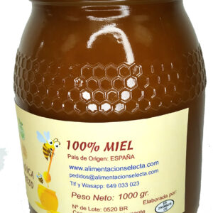 Miel Ecológica de Brezo en tarros de cristal de 1 kilogramo de peso repletos de la mejor miel ecológica de brezo elaborada gracias al especial cariño y mimo con que cuidamos a nuestras abejas, las cuales se mueven a diario por pastos libres de cualquier proceso o tratamiento con productos químicos en zonas de campos alejadas al menos 3 kilómetros de núcleos urbanos y alejadas igualmente de zonas de cultivo extensivos para asegurar de ese modo que nuestras abejas jamás entran en contacto con ningún tipo de proceso industrial en el que colabore el hombre. Son abejas criadas auténticamente como Reinas ya que mantenemos todos los cuidados posibles a su alrededor para que su alimento diario provenga siempre de floraciones naturales de la propia naturaleza. Por eso el resultado es una miel ecológica de brezo dotada de una cremosidad y un color que sólo la auténtica miel natural artesana puede ofrecer. Vendemos tarros de cristal de 1 kilo de auténtica miel ecológica de brezo que harán las delicias en su cocina y en sus postres gracias a su extraordinaria calidad y a su exquisita combinación con cualquier otra receta o producto con el que a Ustedes les guste combinarla, unas exquisitas rebanadas de pan de pueblo, unos riquísimos bizcochos o galletas caseras, una simple taza de buena leche con la miel como complemento alimenticio, una buena rebanada de pan calentada en tostadora con mantequilla natural como complemento, etc. Ya ven que las posibilidades de probar y enriquecer cualquier receta tradicional añadiéndola un poco de nuestra riquísima Miel Ecológica de Brezo son innumerables, y encima nosotros nos encargamos de servirle estos tarros de miel del sabor que Ustedes elijan en tan solo 24/48 horas desde que Ustedes hacen su pedido a cualquier punto de la península Española. Les aseguramos que nuestra miel gourmet ecológica de Brezos es una auténtica joya de la gastronomía y los postres españoles. Pruébenla y verán como nuestra palabra y nuestros textos se convierten en realidad. Mucha gente nos pregunta cuales son las propiedades de la miel, estas son según la ciencia y los últimos estudios médicos las propiedades de la miel más destacadas: La miel tiene propiedades antibacterianas, la miel es una fuente natural de antioxidantes, la miel es un endulzador primario natural, la miel contiene multitud de proteínas, la miel tiene propiedades hidratantes, la miel favorece la digestión, la miel tiene propiedades curativas de cara a la curación de heridas y rozaduras en la piel, además de ayudar a cicatrizar las quemaduras, la miel nos ayuda a curar la tos y el dolor de garganta, la miel tiene propiedades antiinflamatorias y propiedades que nos ayudan a aliviar la debilidad o el cansancio diario tras el trabajo o el ejercicio físico, la miel igualmente tiene propiedades que favorecen el sueño y los síntomas de estrés. Igualmente las propiedades de la miel indican lo conveniente de su consumo cuando aparecen dolores de dientes en niños mayores de un año o en el tratamiento del asma y del hipo e incluso las propiedades de la miel la hacen aconsejable de cara a moderar los niveles de presión sanguínea… Por lo tanto no lo dude y compre ya la mejor miel de España y disfrute en 24 ó 48 horas de este postre natural sin igual en su mesa o en la de sus invitados. Nuestra Oferta en Tarros de Miel es tan buena que incluso vendemos Miel Ecológica y Monofloral en Amazon. Este es nuestro anuncio para comprar miel en Amazon : Y si quiere comprar lotes de tarros de miel les ofrecemos estas posibilidades: Miel Ecológica de Brezo y Miel de Romero monofloral en tarros de cristal de 1 kilo cada tarro con precio de oferta y que Usted puede combinar a su gusto es decir Si Usted quiere puede comprar un tarro de miel ecológica de Brezo y 1 tarro de miel de Romero o si quiere puede comprar 2 tarros de miel ecológica de brezos ó comprar 2 tarros de miel de romero al mismo precio de la Oferta es decir puede hacer las tres opciones de compra Nosotros le llamamos tras recibir su pedido de Amazon y Ud nos dice qué sabores de miel quiere que le enviemos en su pedido Lote de Tarros de Miel Ecológica de Brezo y Miel de Romero con Calidad Garantizada para que Usted los deguste según su receta de postre preferida Vendemos la mejor Calidad de Miel en tarros de cristal de 1 kilo con envío a domicilio a toda España y Europa. Nuestros tarros de miel ecológica y miel monofloral de brezos y romero presentan una cremosidad a la vista que demuestra el inmenso cariño y cuidado con que criamos a nuestras abejas para que después ellas nos den la mejor calidad de miel ecológica y miel monofloral del mercado Es probable que si compara los precios de otros tarros de miel supuestamente elaborados con métodos artesanales y vendidos en grandes superficies comerciales estos les parezcan a priori más baratos pero les Garantizamos de verdad que la Calidad de nuestros tarros de miel de romero y de brezos les va a sorprender La diferencia entre una miel considerada como ecológica y una miel normal es que los campos y los entornos donde las abejas trabajan alrededor de los panales han sido considerados como ecológicos gracias a que están libres de tratamientos químicos en su entorno y por tanto las floraciones son completamente naturales Toda la zona donde se mueven las abejas un entorno de al menos 3 kilómetros de distancia desde las colmenas debe por ley estar libre de tratamientos químicos y debe estar alejado de núcleos urbanos y debe además estar libre de zonas de cultivos intensos que pongan en peligro la seguridad de nuestras abejas Por eso si desea comprar la mejor miel ecológica de brezo y la mejor miel monofloral de romero le recomendamos que haga ahora una prueba comprando este pack oferta de 2 tarros de miel de brezos ó miel de romero y pídanos después precio para más cantidad a través de nuestro wa sapp Estamos tan seguros de la gran Calidad de miel que les ofrecemos en nuestros tarros de cristal que les aseguramos que ni las Mejores Recetas de mieles artesanas de España se acercan al resultado final de este exquisito manjar de nuestras colmenas que aquí les presentamos Nuestro mejor premio a la Calidad es que Ustedes prueben esta oferta de miel ecológica de brezo y miel de romero y nos comenten después qué les ha parecido nuestro Lote de mieles gourmet artesanales Garantizamos la Calidad Origen y Sabor de nuestras mieles ecológicas de brezo y de romero elaboradas por abejas exquisitamente tratadas como auténticas reinas del campo desde hace más de tres generaciones Seguro que tiene amigos o compañeros de trabajo que ya han probado la excelente calidad de nuestras mieles ecológicas de brezos y de romero a las que intentan imitar en las mejores recetas ofrecidas en internet famosos cocineros No podemos garantizar este precio del Lote de tarros de cristal de miel ecológica de brezo y miel monofloral de romero de manera indefinida aproveche esta oferta Reina ya que nuestra producción es limitada en el tiempo debido al lento y cuidadoso proceso de extracción de la miel Miel Ecológica de Brezo y Miel de Romero monofloral en 2 tarros de cristal de 1 kilo cada uno que Ud puede comprar bien mezclando uno y uno o bien comprando 2 tarros de miel de brezo ó dos tarros de miel de romero Tras su compra en Amazon les llamamos y Uds nos dicen sabores La Mejor Miel Ecológica de Brezo de España y la Mejor Miel de Romero monofloral en tarro de cristal de 1 kilo con una cremosidad que salta a la vista en las fotos y enviada a su domicilio en toda España en tan solo 24 48 horas de realizar su pedido en Amazon Una vez que Uds han hecho su compra de miel en Amazon nosotros les llamamos y Uds nos dicen si quieren recibir un tarro de miel de romero y un tarro de miel de brezos o si quieren recibir 2 tarros de miel de brezo ó 2 tarros de miel de romero La Oferta de Precio es igual Si les apetece derretir la miel de romero o la miel de brezo para tomarla en estado más líquido les aconsejamos ponerla al baño maría a temperatura muy suave que no supere los 40 grados para que de esa manera todas las excelentes propiedades de la miel se conserven intactas Igualmente si quiere calentar para derretir sus tarros de miel directamente en el micro ondas les recomendamos calentarlos durante poco tiempo y a una temperatura muy suave La gran Calidad de nuestra miel hará que en cualquiera de los casos su sabor sea extraordinario Miel Ecológica de Brezo y Miel de Romero monofloral en 2 tarros de cristal de 1 kilo cada uno de excelente Miel Artesana Española Miel Ecológica de Brezo y Miel de Romero monofloral en tarros de cristal de 1 kilo cada uno Ud puede escoger si quiere mezclar los sabores de brezo y romero o si quiere sólo un sabor Tras su compra de miel en Amazon les llamamos y nos dicen qué sabores de miel quieren recibir Lote de 2 tarros de miel de 1 kilo de romero o de brezo a escoger por Ud cuando le llamemos La Mejor Miel Ecológica de Brezo y de Romero al Mejor Precio en tarros de 1 kilo en Oferta