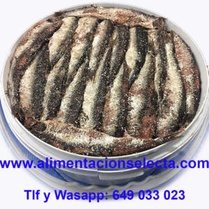 Anchoas en Salazón de Santoña presentadas en un 4 cubos de 5 kilos de peso cada uno, rellenos hasta el tope de auténticas Anchoas en Salazón de Santoña. Salazones de pescado del Cantábrico, comprados en la lonja de Santoña y elaborados en salazón por las manos expertas de nuestras conserveras para poderles enviar a domicilio a cualquier destino dentro de la península española, auténtico salazón de anchoa de Santoña en cubos de 5 kilos de peso. Comprar salazones por internet salazones online nunca ha sido tan fácil y tan barato. Si quiere comprar las Mejores Anchoas en salazón de Santoña, no lo dude compre Salazones de Anchoa Alimentación Selecta. Vendemos la mejor Calidad de Anchoas en Salazón de Santoña y del Mar Cantábrico. Si quiere comprar salazones en Madrid, salazones en Barbate, salazones en Alicante, salazones en Cartagena, salazones en Murcia, salazones en San Pedro del Pinatar, salazones en Cádiz, salazones en Isla Cristina, salazones en Santa Pola comprar salazones online nosotros tenemos las Mejores Anchoas en Salazón de Santoña, Anchoas en salazón receta tradicional elaborada a la mejor selección de anchoas del mar cantábrico maduradas en salazón durante al menos 9 meses antes de ponerlas a la venta. Si conoce las anchoas en salazón Ortiz, si conoce las anchoas en salazón Yurrita y quiere comprar anchoas en salazón calidad gourmet, no lo dude y compre Anchoas en Salazón receta tradicional de Santoña elaboradas por Alimentación Selecta en Santoña con bocartes del Mar Cantábrico comprados en la lonja de Santoña entre los meses de mayo a julio del año anterior. Compre anchoas en salazón propiedades naturales con certificación de zona de captura incluida. Compre ahora las mejores anchoas en salazón para bares restaurantes y hostelería. Para comprar anchoas del Cantábrico en Salazón con Total Garantía de sabor, calidad y textura compre salazón de anchoas Alimentación Selecta. Comprar online salazón de pescado ó Anchoas del Mar Cantábrico en salazón es así de fácil, Usted nos dice cuántos cubos de salazón de anchoa quiere y nosotros se lo enviamos a domicilio en 24 48 horas a cualquier destino dentro de la península española. No busque más dónde comprar salazones de Anchoa en ninguna ciudad de España, nosotros le enviamos su compra de salazones de anchoa a cualquier destino dentro de la península española. Si Usted quiere saber cómo elaborar sus propias anchoas de Santoña siguiendo la receta tradicional en su casa, bar o restaurante, en nuestra web Usted puede comprar Anchoas en salazón de las mismas camadas de pescado del mar Cantábrico que nosotros utilizamos para elaborar nuestras anchoas en conserva, para elaborar Usted en su casa o en su restaurante, bar u hostelería sus propias anchoas caseras con pesca del Mar Cantábrico Garantizada. Por su excelente calidad grosor textura y sobre todo sabor final estos salazones de anchoa de Santoña son incomparables y Usted puede elaborar con ellos decenas de preparaciones con las mejores Anchoas de Santoña según las recetas tradicionales para bares, restaurantes y hostelería. Cada cubo de salazón de pescado de Anchoa de Santoña es preparado para su envío sólo bajo pedido, con toda su caducidad y propiedades del salazón completos, de tal manera que usted tenga tiempo suficiente en su domicilio o negocio de elaborar sus recetas de anchoas y salazones con toda tranquilidad. Ya saben que el origen del salazón es romano, pero en Santoña le dimos una vuelta de tuerca y descubrimos que los bocartes en salazón madurados durante 9 meses o más se convertían en riquísimas anchoas de Santoña que metidas en conserva podían enviarse a domicilio a cualquier parte del mundo. Ahora hemos hecho lo mismo con el salazón y gracias a las modernas mensajerías y su servicio de entrega en 24 48 horas podemos enviarles anchoas de Santoña en salazón a cualquier destino dentro de la península española en tan solo 24 48 h. Nuestro mejor premio a la Calidad es que Ustedes prueben esta oferta de salazones de Anchoa del Mar Cantábrico y nos comenten después qué les ha parecido y qué maravillosas recetas de anchoas han podido elaborar con ellas. Garantizamos la Calidad, la Textura y el Sabor de estos Salazones de Anchoa artesana de Santoña gracias a su cuidadosa selección y elaboración tradicional en nuestra fábrica de Santoña. Seguro que tiene amigos o compañeros de trabajo que ya han probado la excelente calidad de nuestras Anchoas de Santoña en Salazón propiedades Gourmet y pueden preguntarles qué les ha parecido a ellos cuando los han comprado y elaborado en su casa, ya que el boca a boca es nuestra mejor publicidad. No podemos garantizar este precio de los 4 cubos de 5 kilos de Anchoas en Salazón de Santoña de manera indefinida debido al coste de la materia prima que cambia de costera en costera, aproveche esta oferta de Salazones de anchoa Gourmet de Santoña ya que nuestra producción es limitada por el tiempo de maduración y por su tratamiento artesanal en fábrica necesario para su comercialización. No busque más dónde comprar salazones por internet salazones online de anchoas de Santoña, nosotros tenemos a la venta los mejores Anchoas de Santoña en salazón de toda España. Salazones Gourmet para elaborar las mejores recetas tradicionales de anchoas Compre cubos de anchoas en salazón de 5 kilos, 20 kilos de salazones de Santoña en total y disfrute elaborando sus propias anchoas de Santoña para sus amigos, familiares, bares, restaurantes, hostelería, etc. Anchoas en salazón con todas sus propiedades organolépticas plenas esperando ser elaboradas por sus manos. Anchoas del Cantábrico en salazón para regalar o disfrutar con envío a domicilio incluido. Comprar cubos de 5 kilos de salazón de anchoas del mar Cantábrico para elaborar en su casa sus propias anchoas no es una mala idea… Los Mejores Salazones de pescado y de anchoas de Santoña en cubos de 5 kilos de peso neto Si busca dónde comprar salazones online por internet Alimentación Selecta es su web Oferta de Anchoas del Mar Cantábrico en Salazón en cubos de 5 kilos de peso neto Garantizamos 100% la Calidad de nuestras Anchoas en salazón de Santoña Anchoas en salazón de Santoña receta tradicional para elaborar las Mejores Anchoas Caseras en su domicilio.